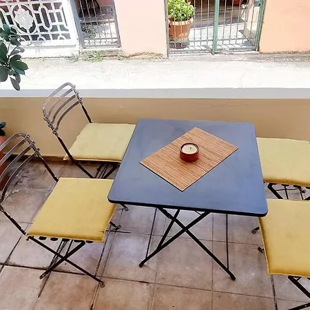 Yellow House Apartment *